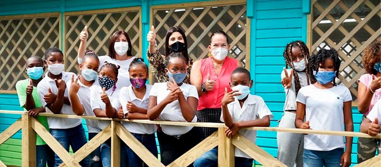 Gobierno entrega las primeras aulas educativas temporales en Providencia, tras paso del huracán Iota